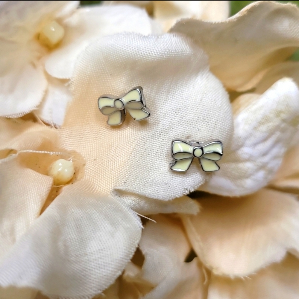 💍 tiny cream bow earrings